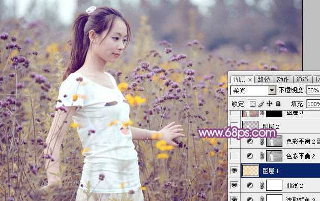 ‘Photoshop为站在野花从中的美女调制出柔美的淡紫色‘