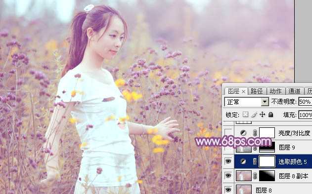 ‘Photoshop为站在野花从中的美女调制出柔美的淡紫色‘