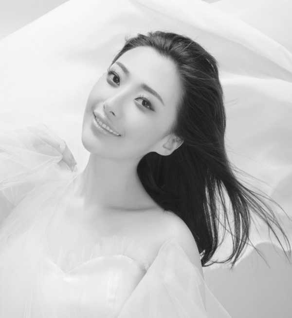 ‘Photoshop制作美女的素描图片特效‘