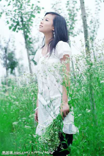 ‘PS将绿色的外景人物图片变成古典橙褐色‘