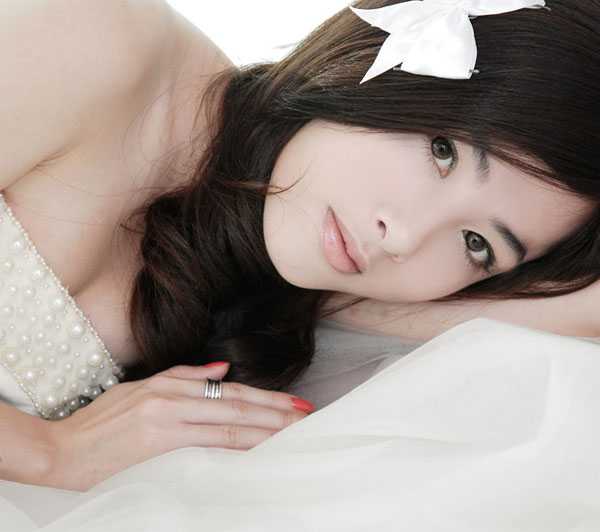 ‘用photoshop给美女加上淡淡的彩妆的方法‘