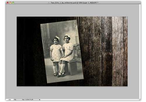 ‘用PS合成一张沾有血迹的恐怖古老照片效果‘