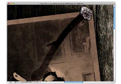 ‘用PS合成一张沾有血迹的恐怖古老照片效果‘