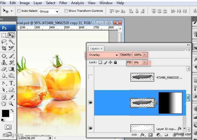 ‘PS合成装满液体的玻璃光泽西红柿‘