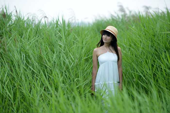 ‘Photoshop为绿草中的美女加上甜美的淡调青绿色‘