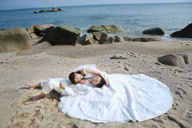 ‘Photoshop将沙滩婚片打造出经典暗蓝色效果‘