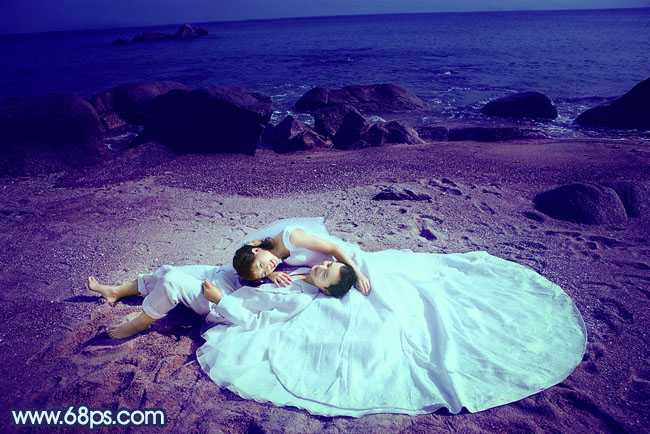 ‘Photoshop将沙滩婚片打造出经典暗蓝色效果‘