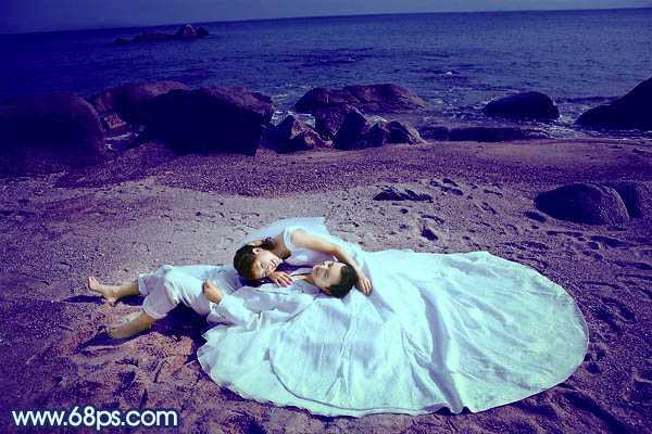 ‘Photoshop将沙滩婚片打造出经典暗蓝色效果‘