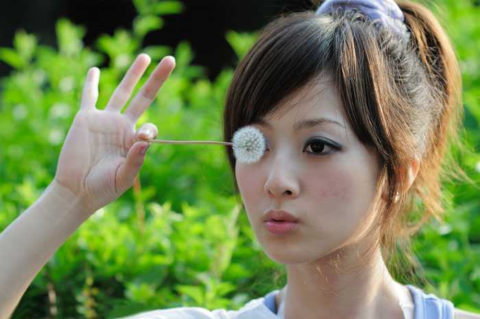 ‘Photoshop将绿荫美女图片调出出唯美的暖色调‘
