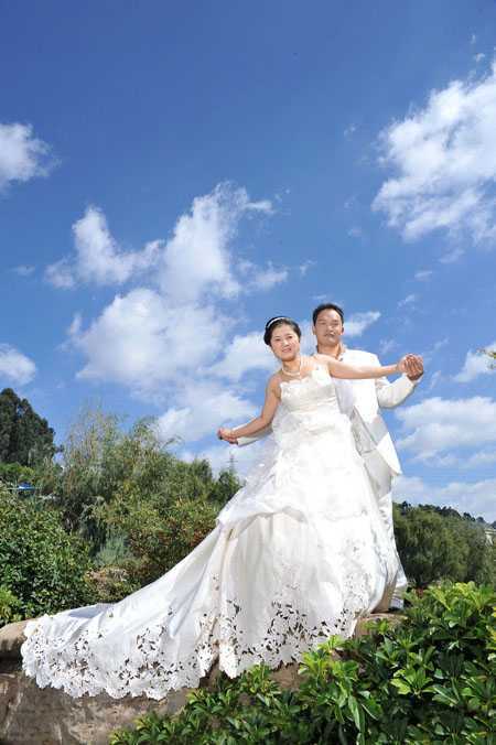 ‘Photoshop将外景婚片跳出清爽的青红色‘