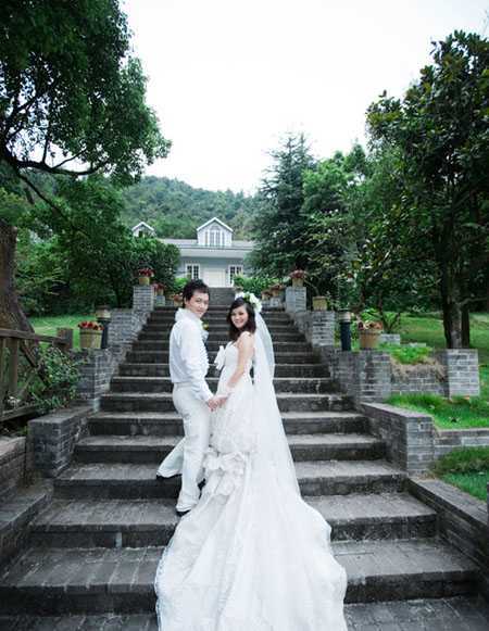‘Photoshop为公园婚片加上柔美的暗调蓝紫色效果‘
