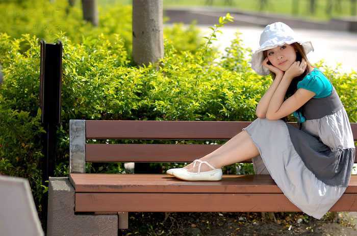 ‘Photoshop为公园美女图片调制出唯美的淡黄回忆色‘