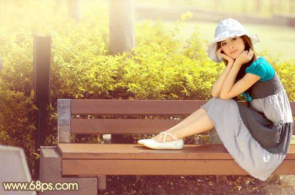 ‘Photoshop为公园美女图片调制出唯美的淡黄回忆色‘