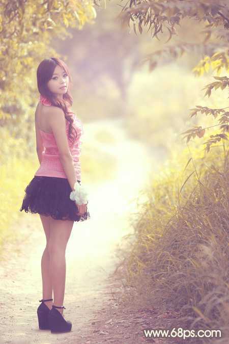 ‘Photoshop为树林人物图片调出柔美的秋季橙黄色‘
