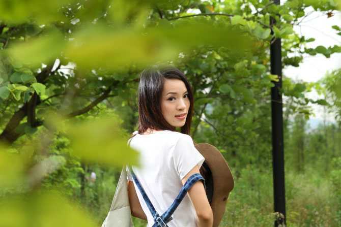 ‘Photoshop将树林美女图片调成漂亮的中性黄绿色‘