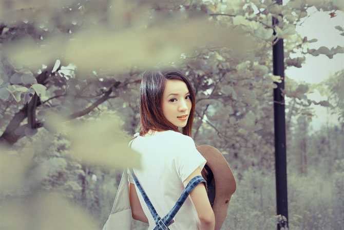 ‘Photoshop将树林美女图片调成漂亮的中性黄绿色‘
