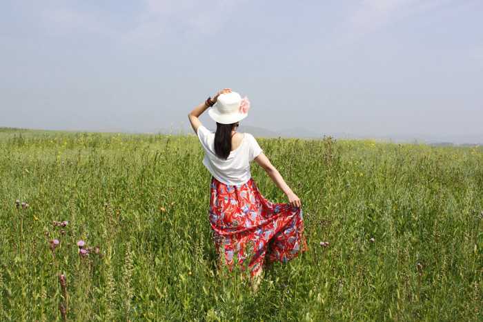 ‘Photoshop调制出秋季冷褐色草原人物图片‘