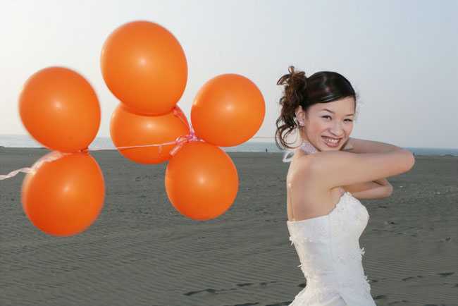 ‘Photoshop将海景婚片调制出柔美的蓝橙色的背景‘