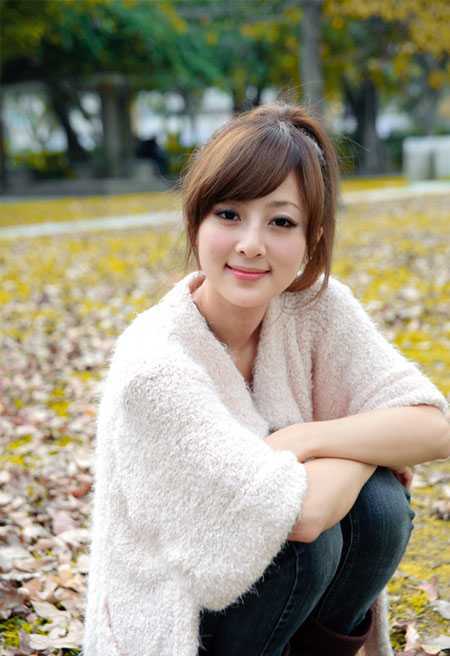 ‘Photoshop将公园美女图片调制出甜美的黄褐色效果‘