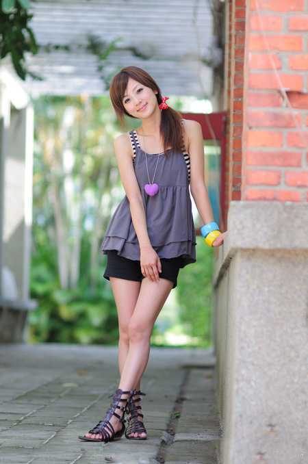 ‘Photoshop为建筑边的美女快速调出清爽的蜜糖色‘