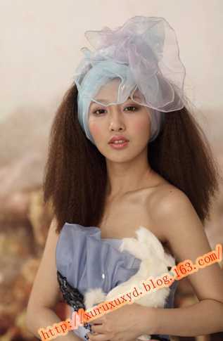 ‘Photoshop将美女图片调出非常干净的淡蓝色‘