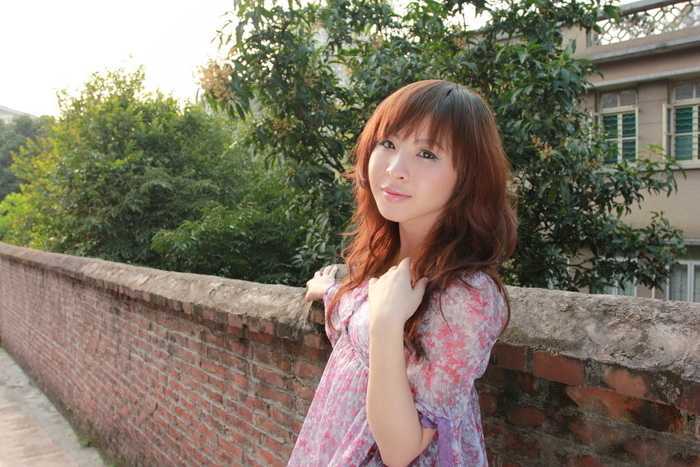 ‘photoshop将靠在围墙边的美女图片调制出甜美的暗紫色‘