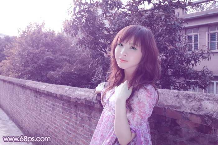 ‘photoshop将靠在围墙边的美女图片调制出甜美的暗紫色‘
