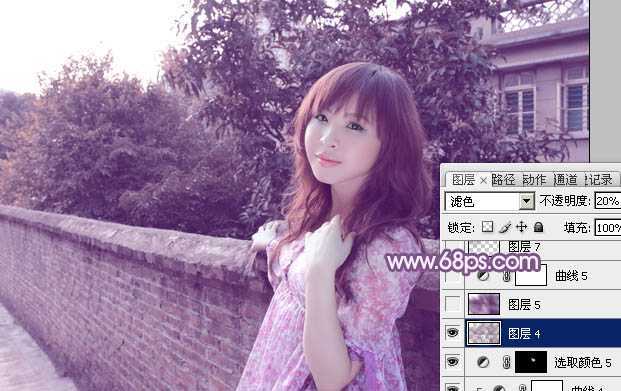 ‘photoshop将靠在围墙边的美女图片调制出甜美的暗紫色‘