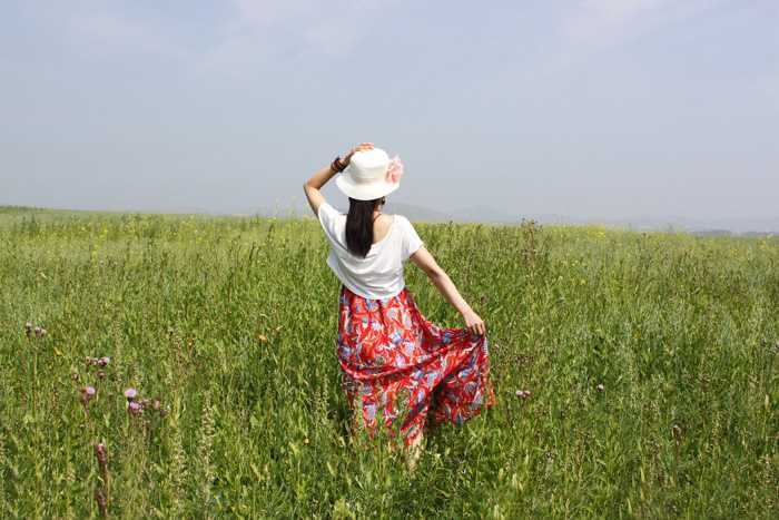 ‘Photoshop调出为梦幻的粉色晨雾草原人物图片‘