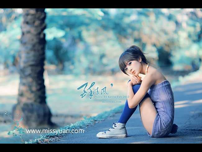 ‘Photoshop将路边美女图片增加上甜美的青蓝色效果‘