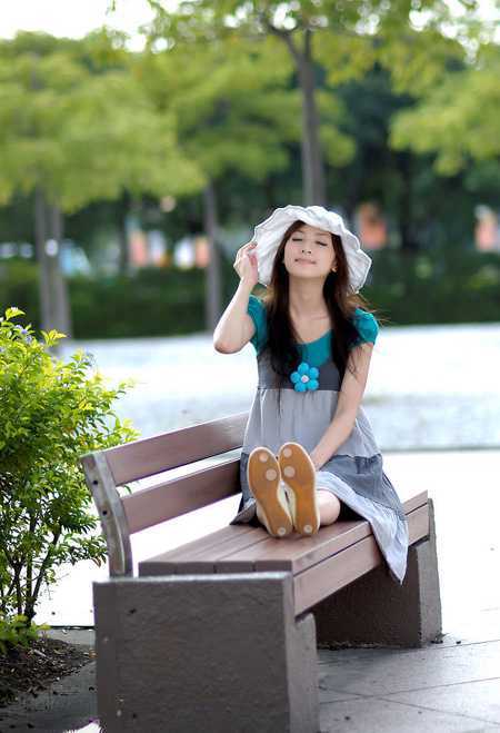 ‘Photoshop给公园长凳上的美女调制出秋季蓝黄色‘