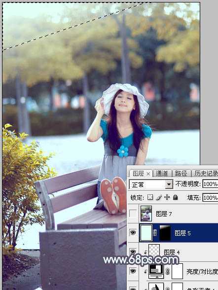 ‘Photoshop给公园长凳上的美女调制出秋季蓝黄色‘