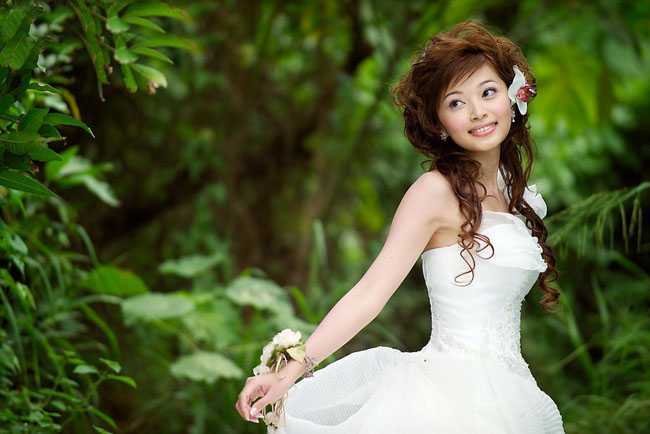 ‘Photoshop将树林美女图片调成甜美的青褐色‘