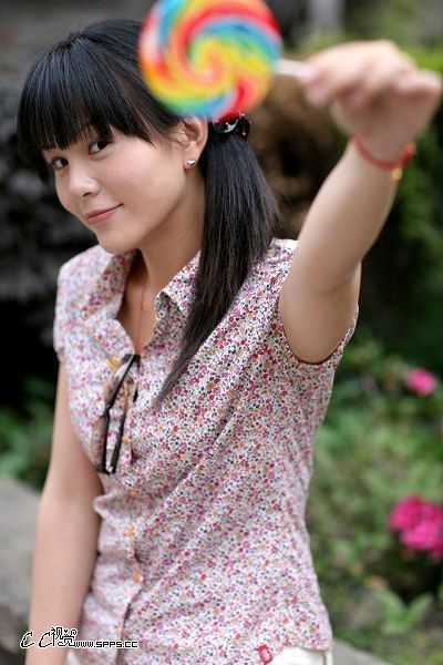 ‘Photoshop调出阿宝色调的女孩图片‘