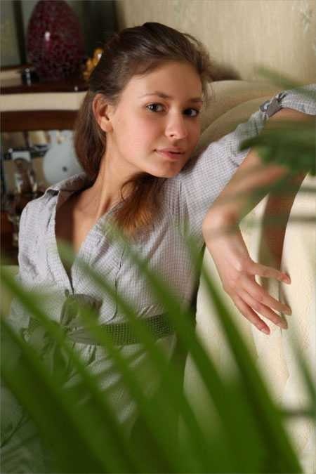 ‘Photoshop将室内人物照片调成甜美清新的绿色调‘