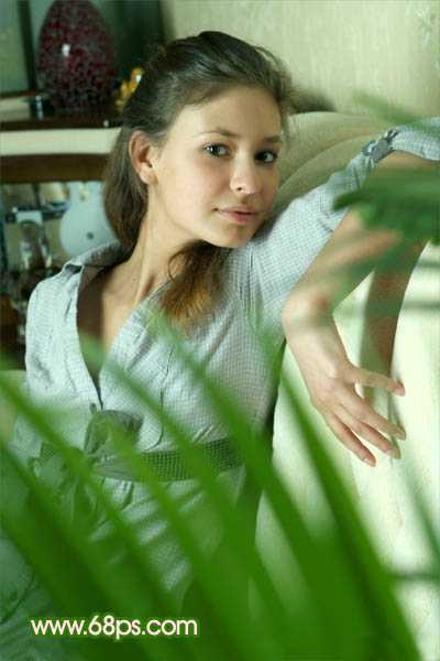 ‘Photoshop将室内人物照片调成甜美清新的绿色调‘
