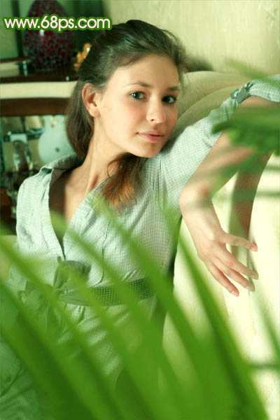 ‘Photoshop将室内人物照片调成甜美清新的绿色调‘