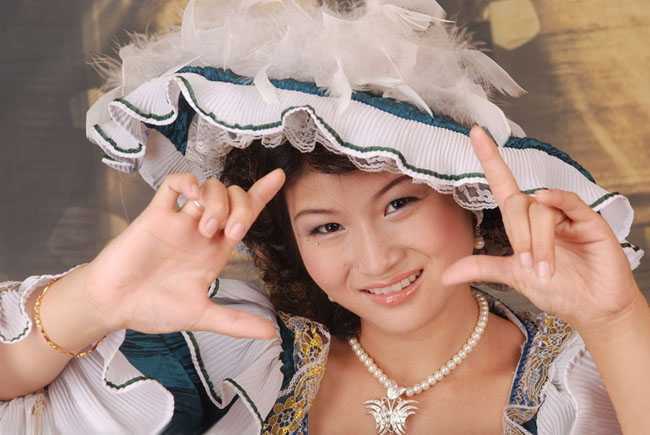 ‘Photoshop调出人物图片光亮的黄绿色‘