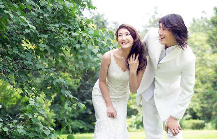 ‘Photoshop将树林婚片增加上柔和的淡黄色效果‘