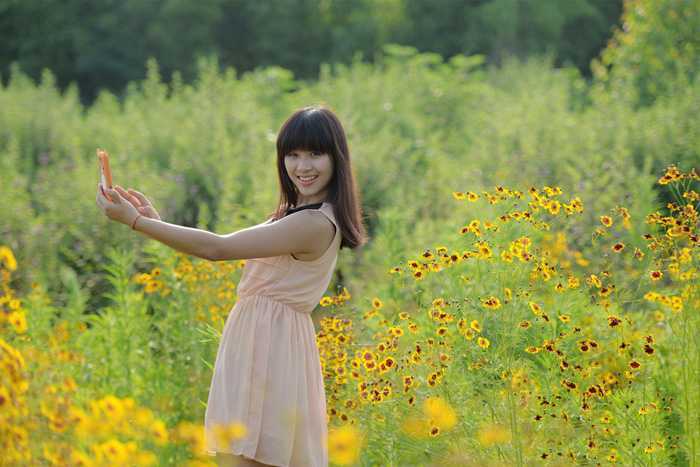 ‘Photoshop将偏暗野花中的美女图片调制出纯美的淡黄色‘