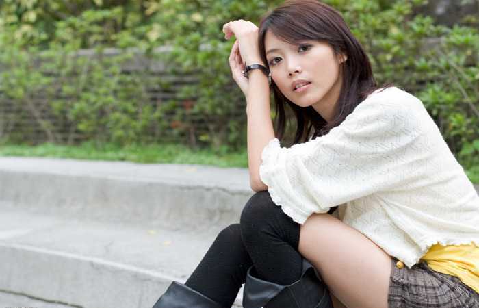 ‘Photoshop为外景美女图片调制出甜美的淡红色‘