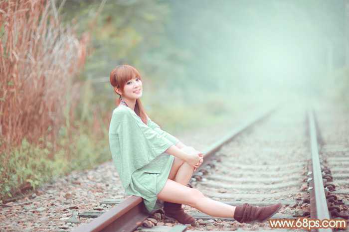 ‘Photoshop打造甜美的淡调青绿色铁轨美女图片‘
