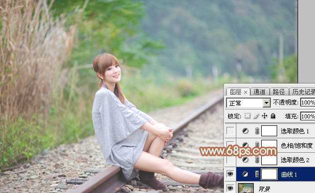 ‘Photoshop打造甜美的淡调青绿色铁轨美女图片‘