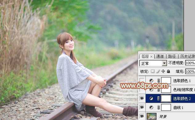 ‘Photoshop打造甜美的淡调青绿色铁轨美女图片‘