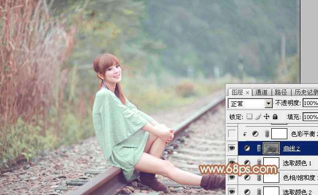 ‘Photoshop打造甜美的淡调青绿色铁轨美女图片‘