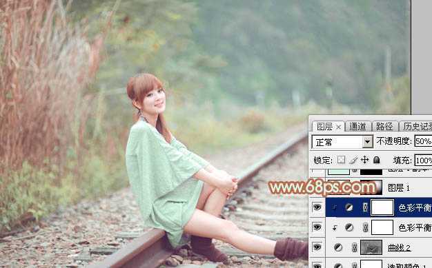 ‘Photoshop打造甜美的淡调青绿色铁轨美女图片‘