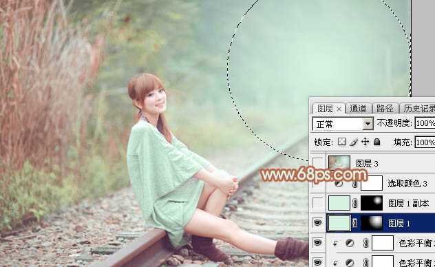 ‘Photoshop打造甜美的淡调青绿色铁轨美女图片‘