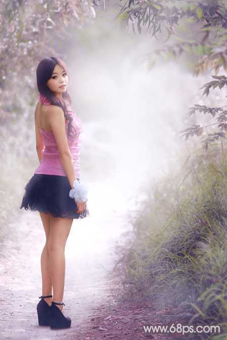 ‘Photoshop为树林人物图片打造梦幻的淡调蓝紫色‘