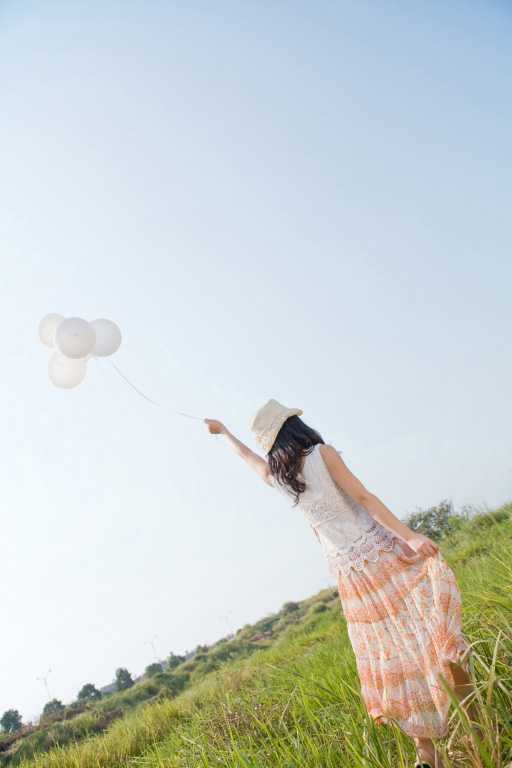 ‘Photoshop将原野人物图片增加上韩系淡绿效果‘