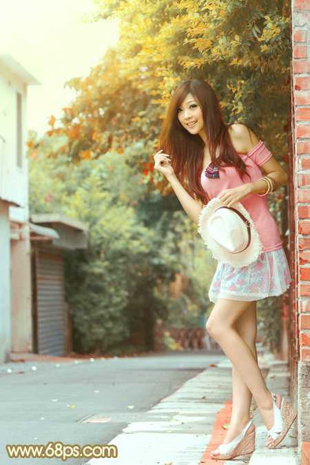 ‘Photoshop为村道上的美女加上绚丽的秋季阳光色‘